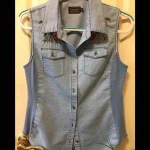 Sleeveless button up top